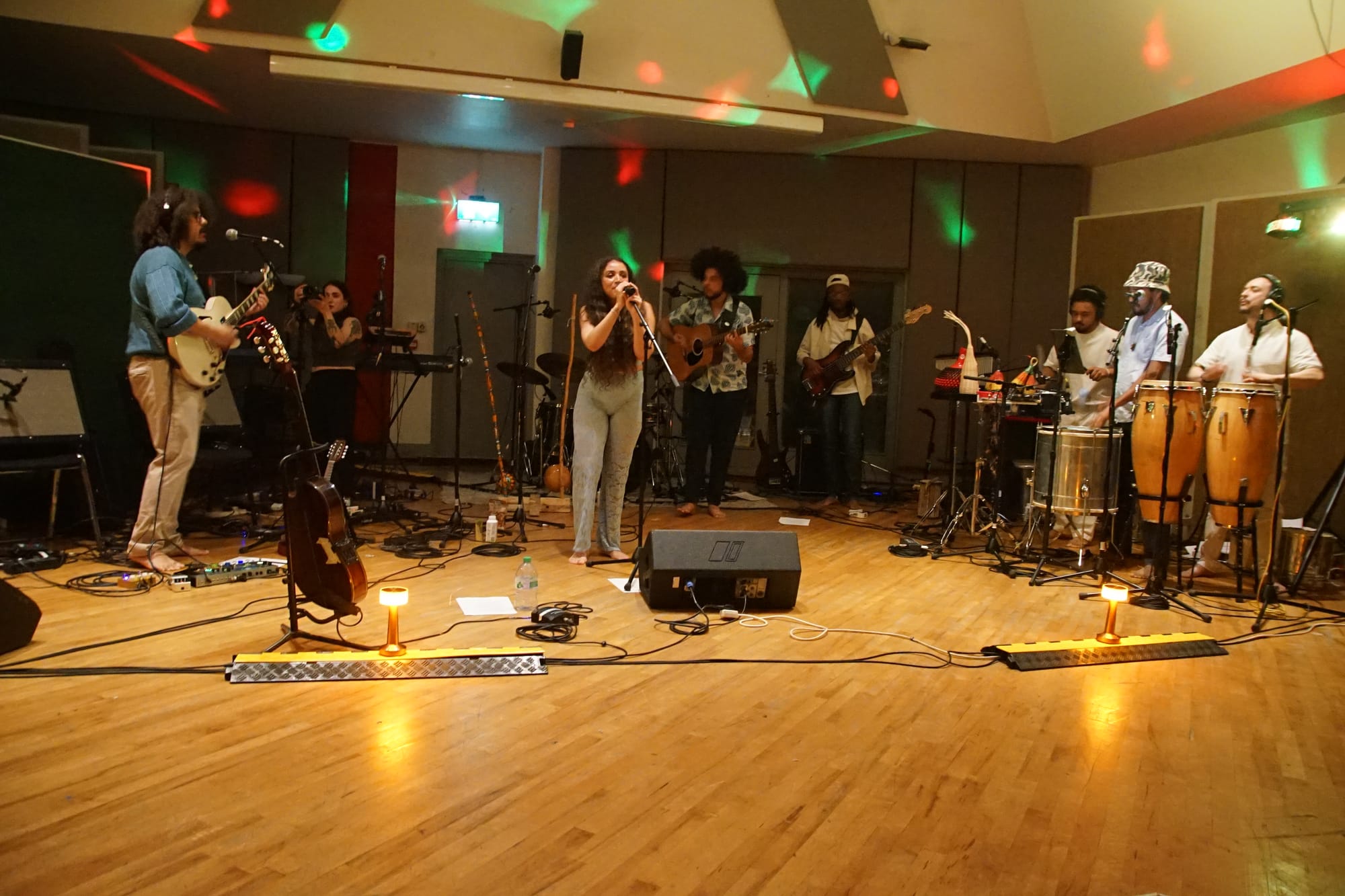ÓNinaÓ and support band on stage.